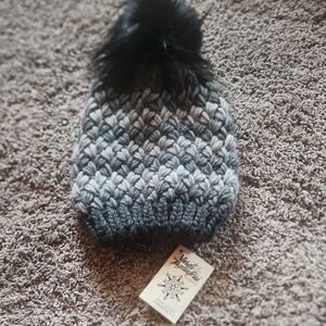nwt Cozy Gray Knit Pom-Pom Beanie